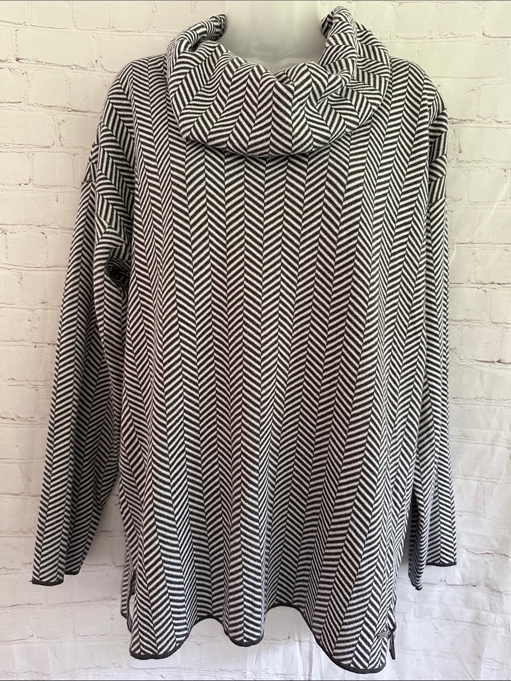 Calvin Klein Gray & White Chevron Funnel Neck Sweater/Tunic size M